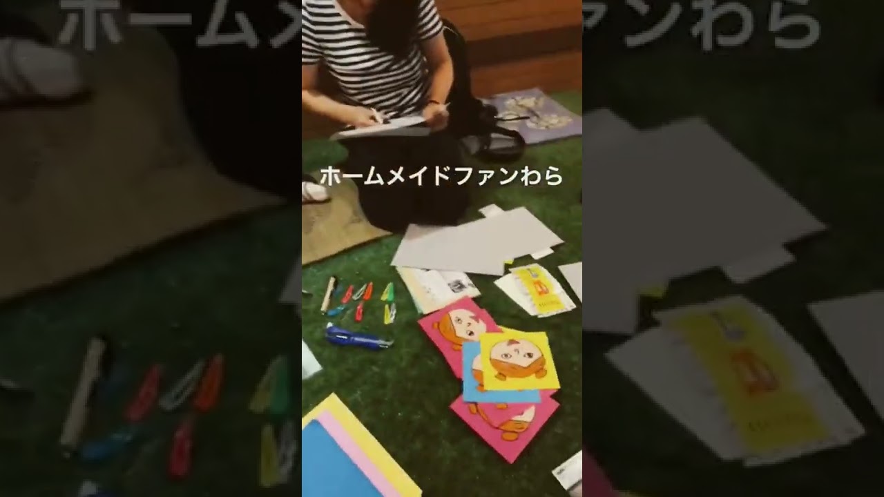 ファンのみんなと一緒に物販のグッズを作るフワちゃん