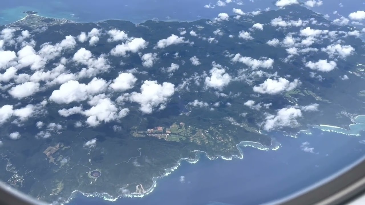 飛行機から見た沖縄本島。辺野古とその周辺のあたり