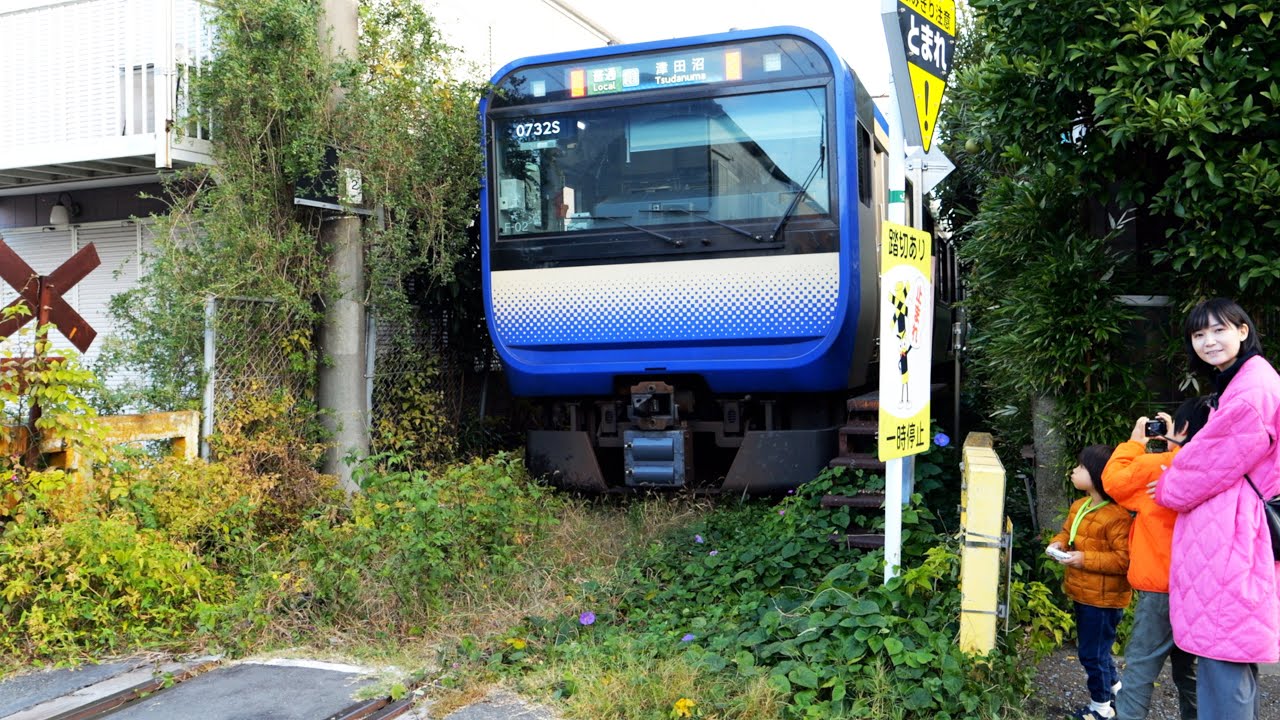 列車がギリギリまでやってくる踏切 横須賀線 八幡第二踏切