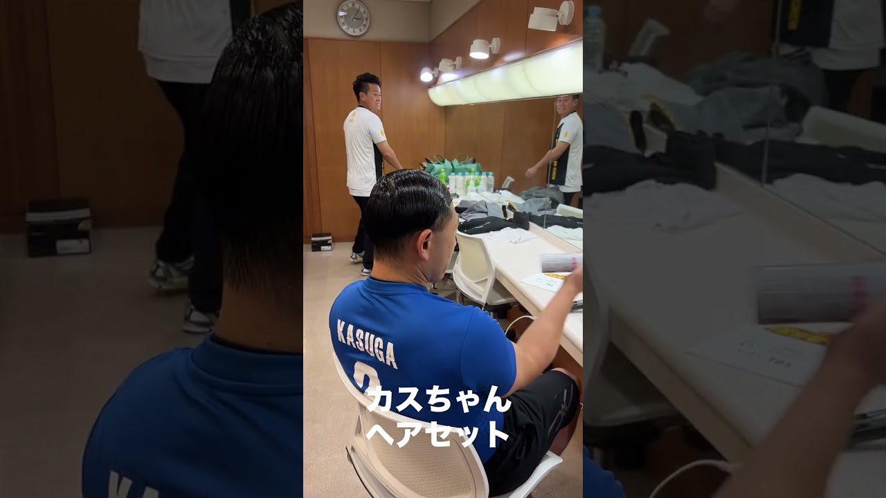 ヘアメイク中におどけるオードリー春日