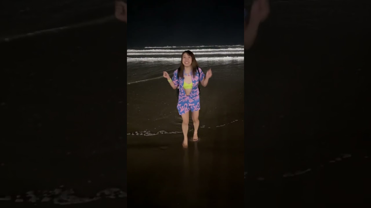 夜の海ではしゃぐブリッ子