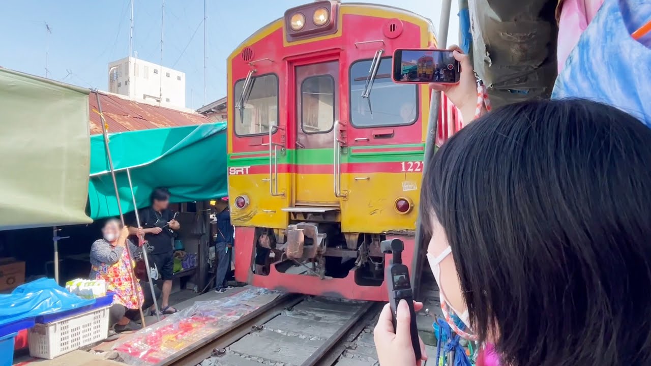 市場の中を列車がギリギリに通る メイクローン市場線を乗ってきた