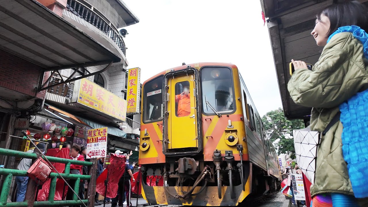 列車が市場の真ん中を通る十份 台湾らしさを感じる九份に行ってきた