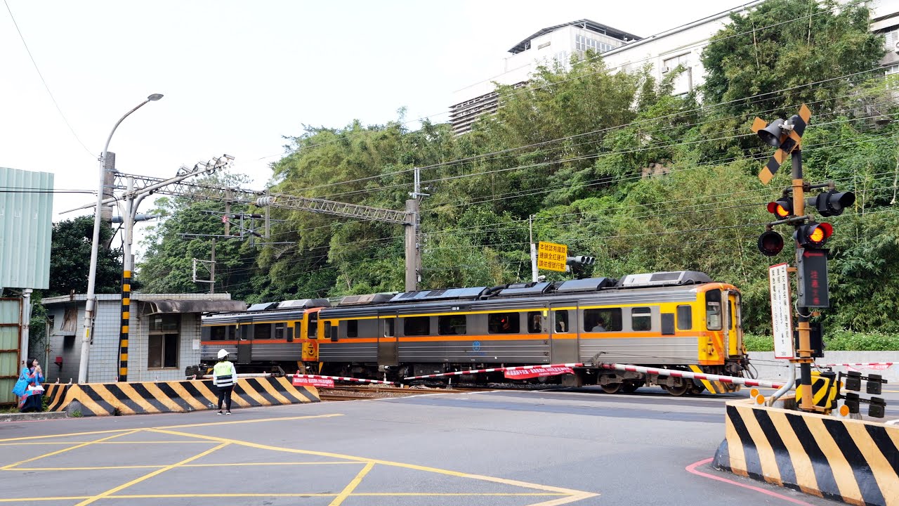 台湾 瑞芳駅近くにある貨物 特急色々通る踏切