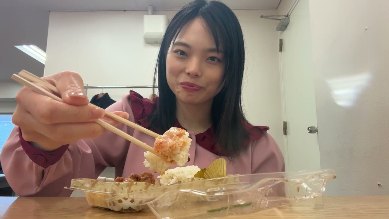 【お昼ごはん】楽屋でひとりごはん。ひとりでもぐもぐするよ。寂しくないもん。