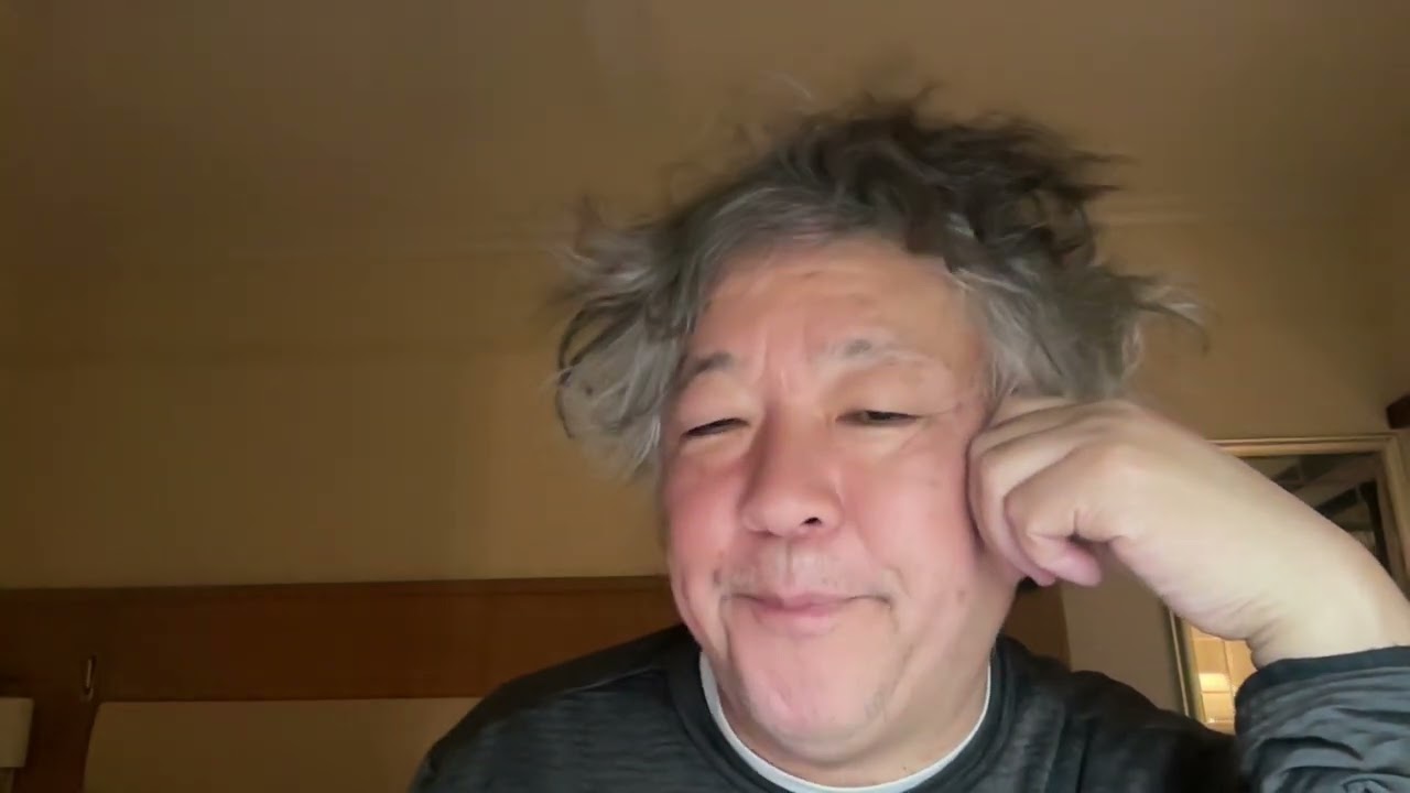 他人を冷笑するのも楽じゃないよね。