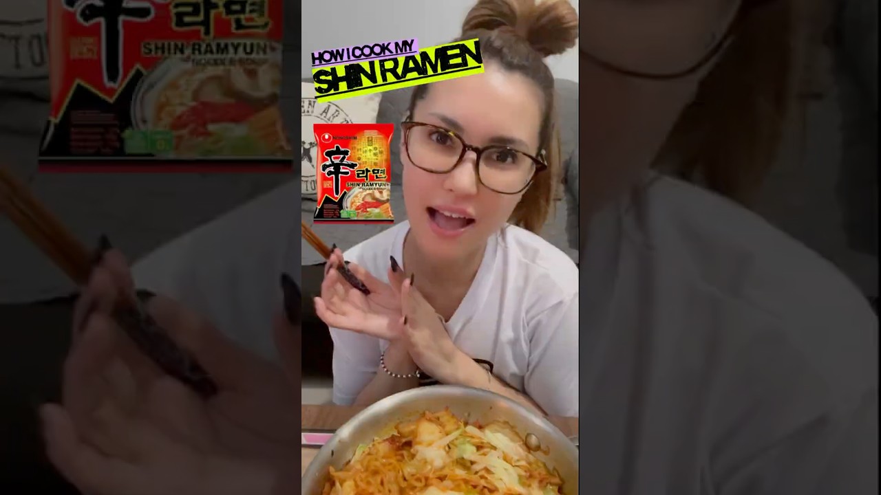 My favorite version to make Shinramen ·͜·ᰔᩚ #shinramen #辛ラーメン #cookingnimaria #mariaozawaofficial