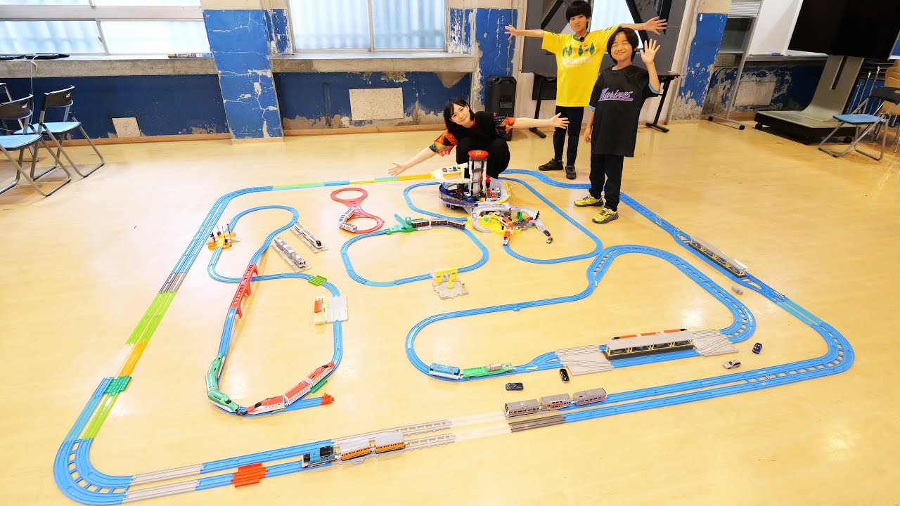 プラレール ぐるっとカンカン踏切とグランドモールトミカビルをあわせて遊んでみた