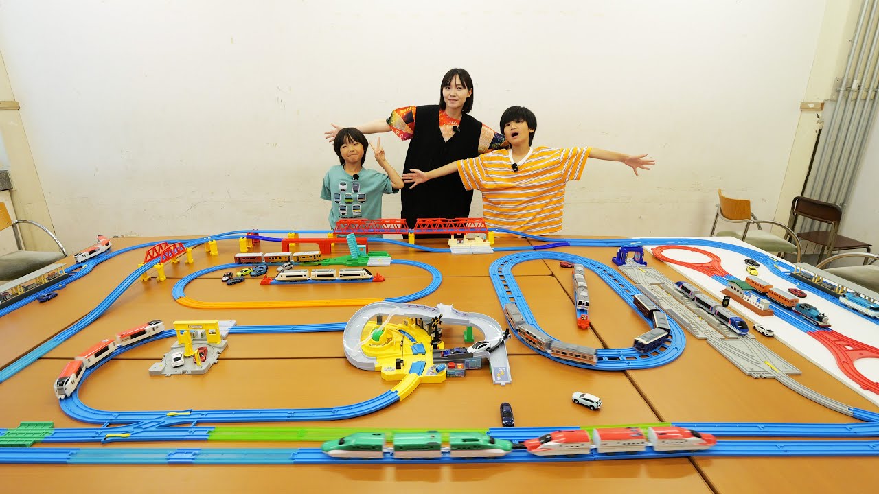 プラレール ぐるっとカンカン踏切とアクションタウン合わせて遊んでみた