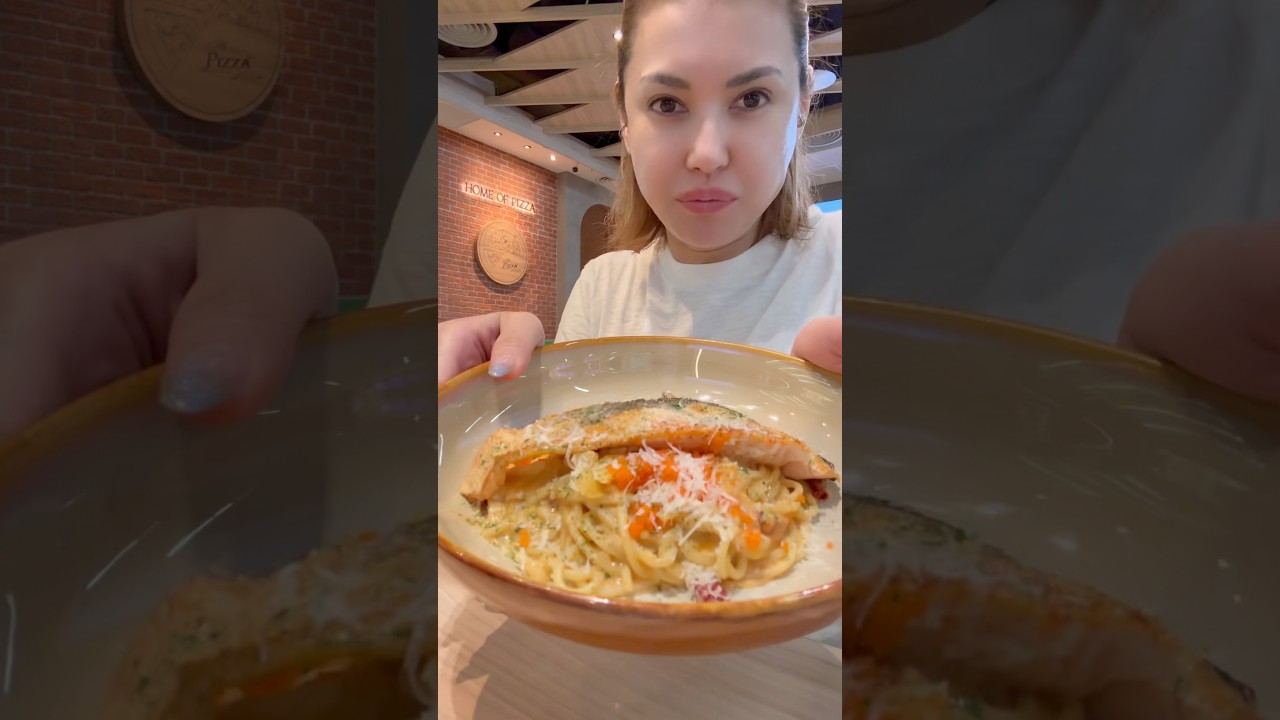 Maria eating effortlessly(again)… #mariaozawaofficial #travelwithmaria #eatwithmaria #foodie