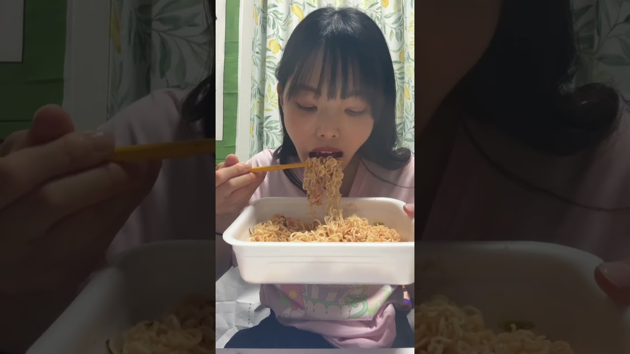 【ペヤングたらこやきそば】【啜る】