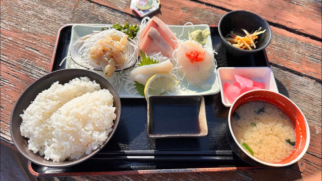 刺身定食を食べる