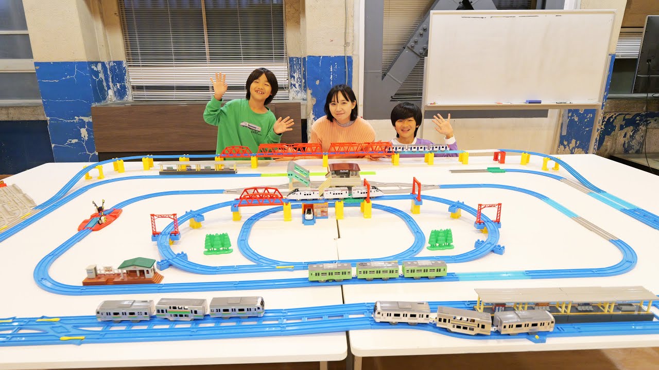 プラスチック橋上駅舎＆新自強号EMU3000 DX豪華組プラレールなどを合わせて遊んでみた