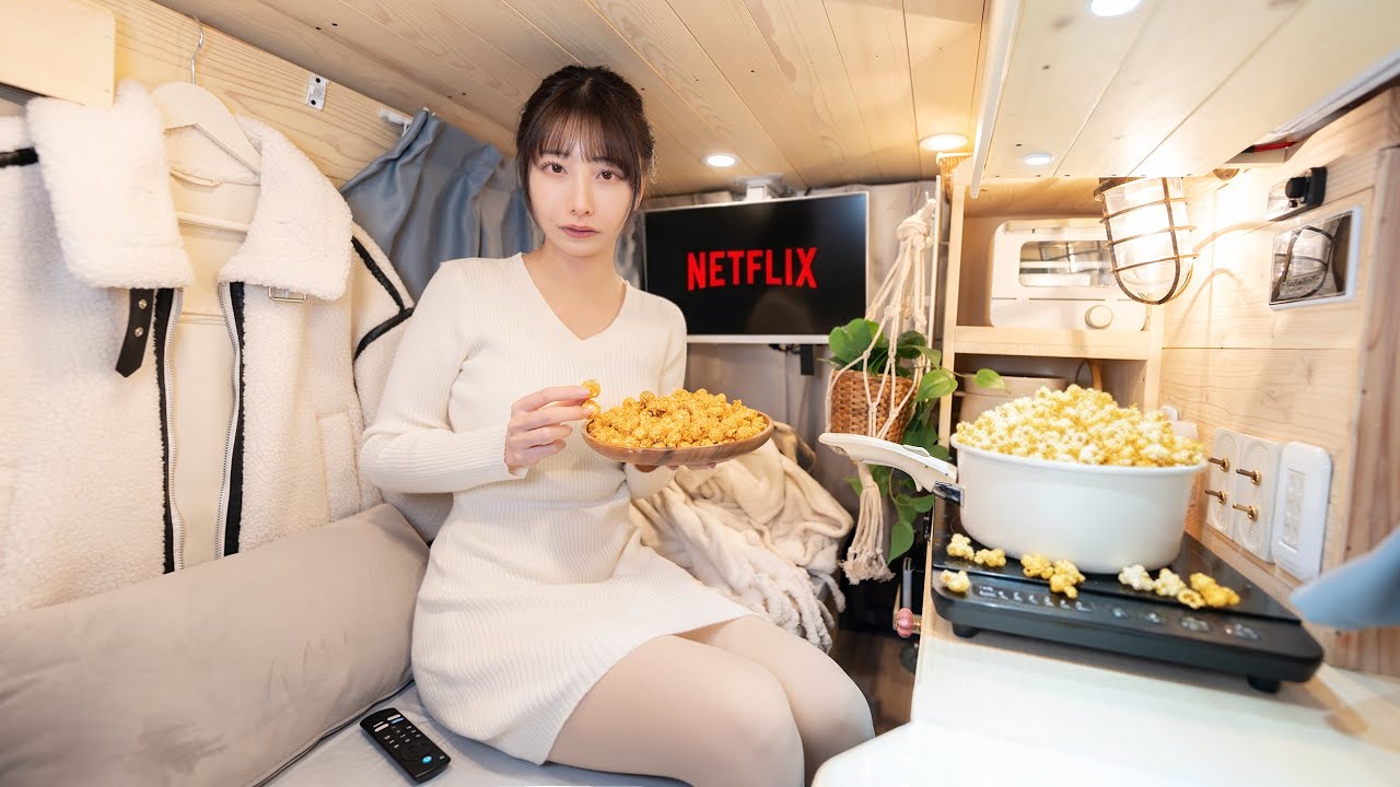 小さな軽バンに映画館を作って車中泊。家よりも快適な車内で過ごす夜。