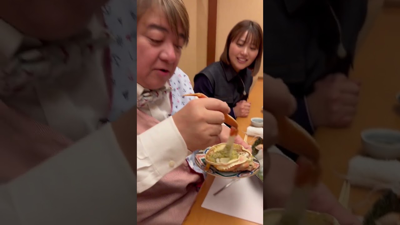 蟹を食べる彦摩呂
