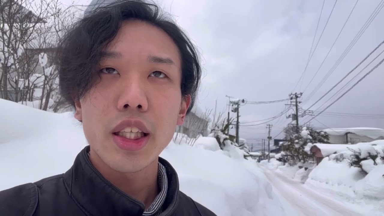 災害救助法適用の秋田県大館市　投票所付近道路も雪に埋もれる