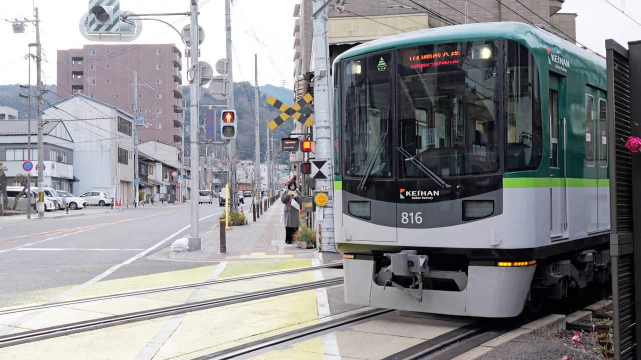 列車が道に出てくる場所にある踏切　びわ湖浜大津